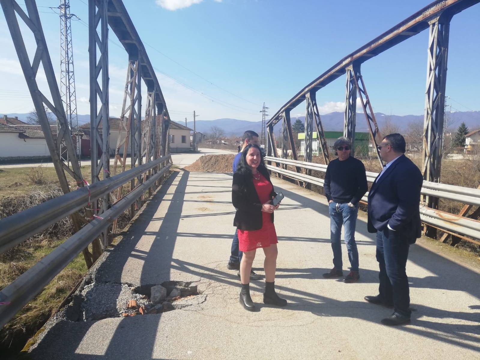 Кметът на село Новачене Катя Петрова описва основния проблем на селото – моста над река Рударка, който е затворен